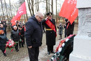 Родственники погибших солдат приняли участие в возложении цветов в Великих Луках