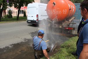 На пр. Гагарина устраняют аварию на водопроводе (ФОТО)
