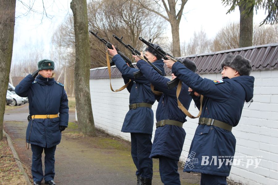 Родственники погибших солдат приняли участие в возложении цветов в Великих Луках