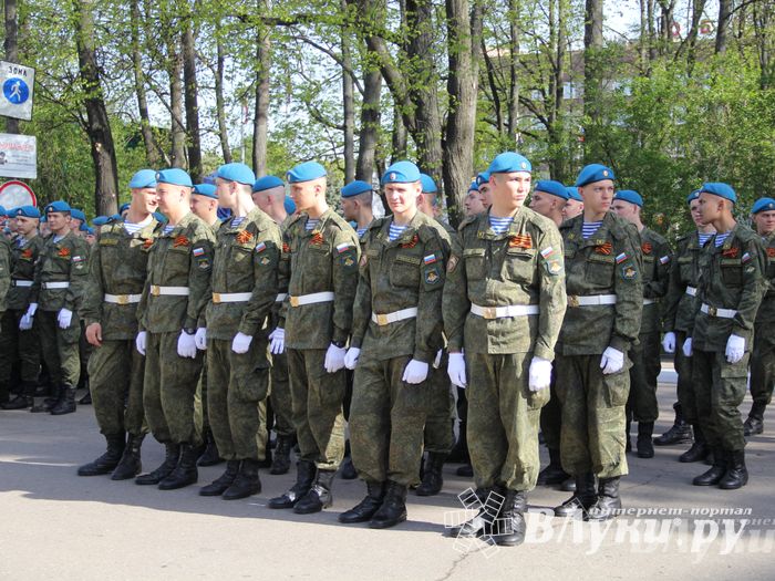 Парад Победы в Великих Луках (фото)