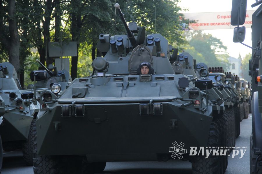Военный парад в Великих Луках (ФОТО)