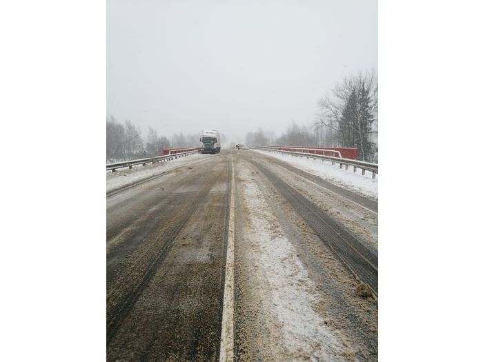 На М-9 лоб в лоб столкнулись тягач и легковушка (ФОТО)