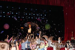 Шоу магических зонтиков и мыльных пузырей увидели юные великолучане