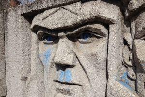 Фотофакт: В преддверии 9 мая барельеф на Малышева испачкан краской