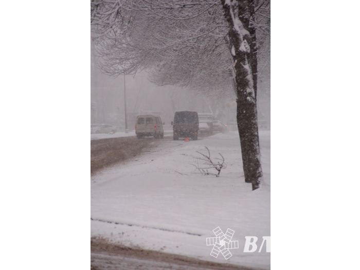 В Великих Луках снегопад и «день жестянщика» (фото)