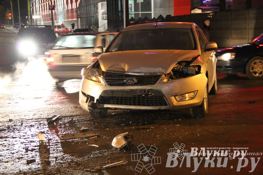 Утреннее ДТП на перекрестке пр-т Октябрьский — ул Л.Толстого (ФОТО)