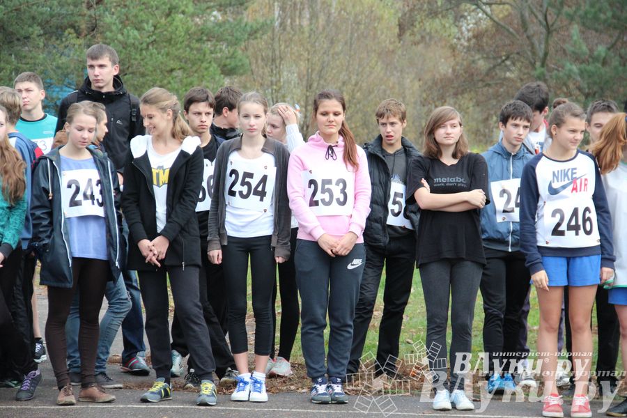 Легкоатлетический осенний кросс прошел в Великих Луках (фото)