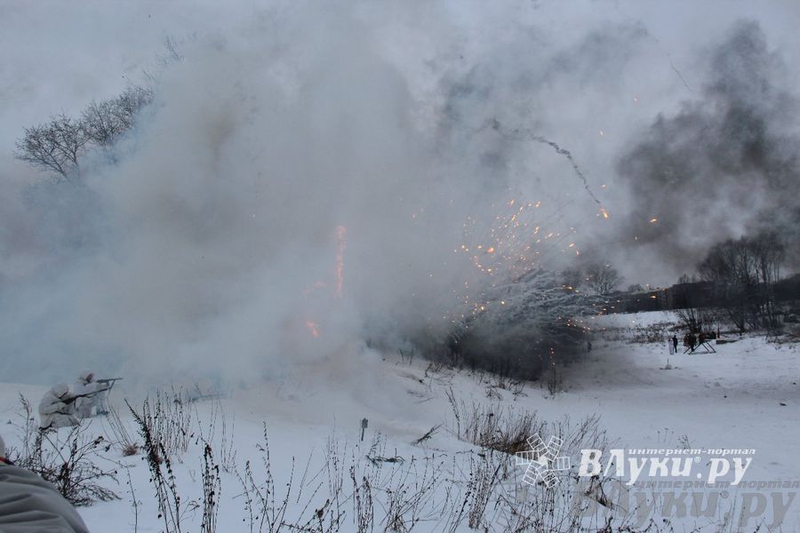Реконструкция битвы за освобождение Великих Лук