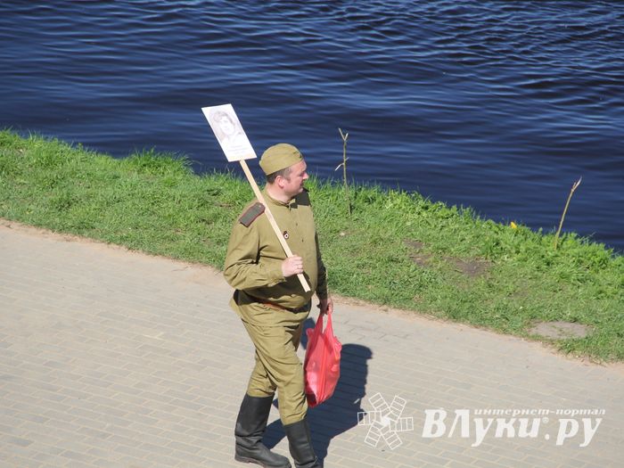 По центральному проспекту Великих Лук прошёл  «Бессмертный полк» (0+) (ФОТО)