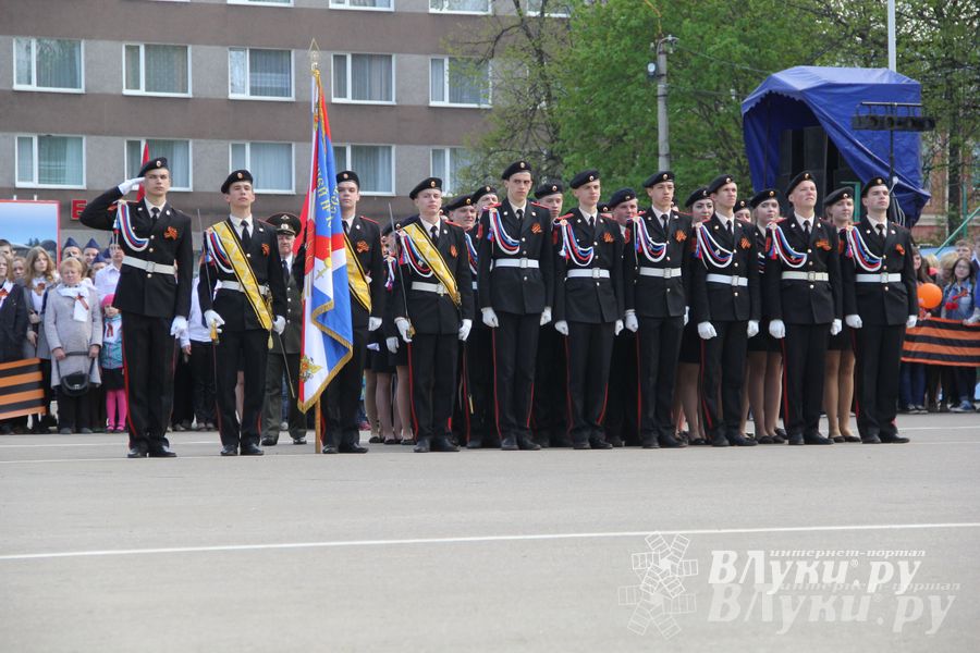 Парад Победы в Великих Луках (фото)