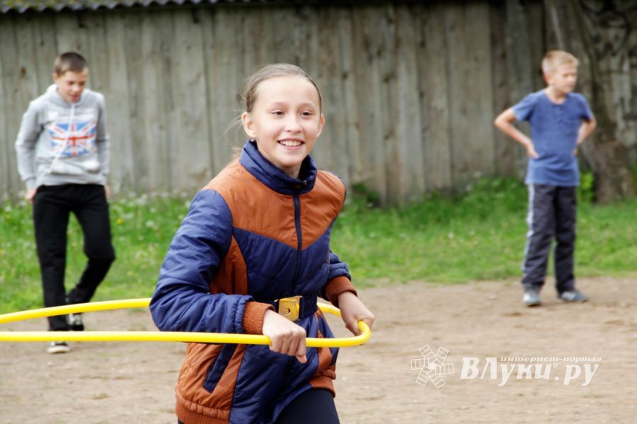 Ребята из пришкольных лагерей соревновались в «Весёлых стартах» (ФОТО)