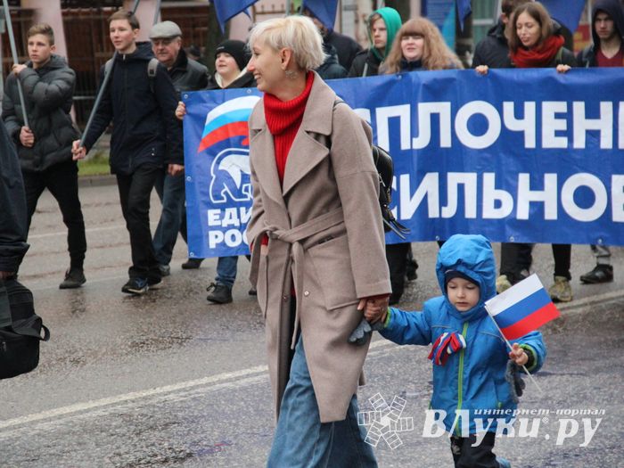 В Великих Луках прошло праздничное шествие (ФОТО)