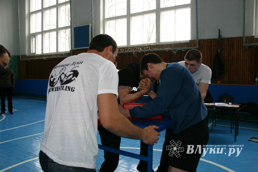 В соревнованиях по армрестлингу победили дети