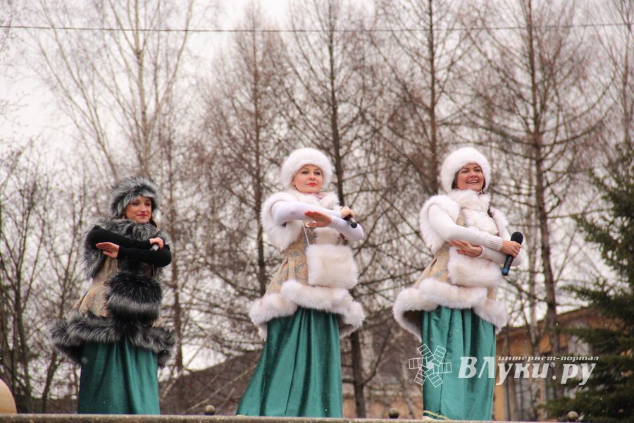 В Великих Луках сожгли Масленицу (фото)