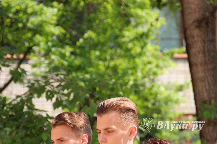 В Великих Луках прозвенели «последние» звонки (ФОТО)