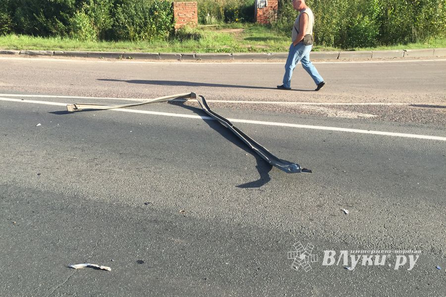 На трассе Рига-Москва столкнулись легковушка и фура (ФОТО)