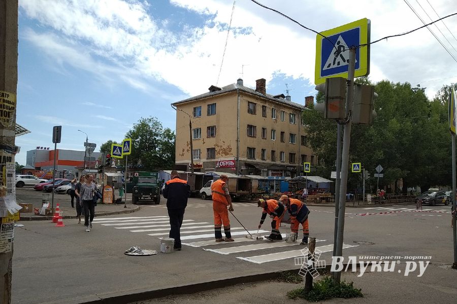 На улице Зверева обновляют зебр (ФОТО)