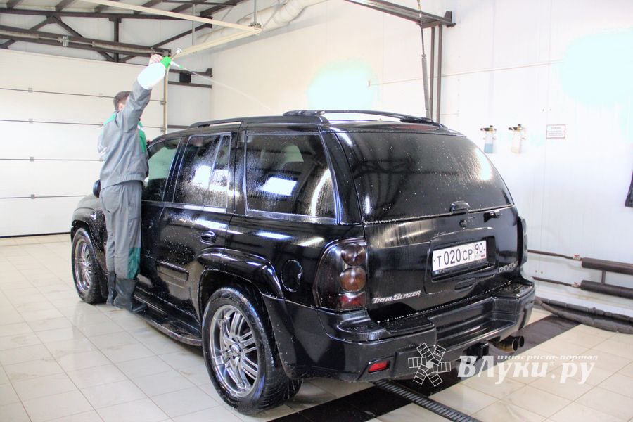 Автомойка в Великих Луках дарит подарки в День автомобилиста (ФОТО)