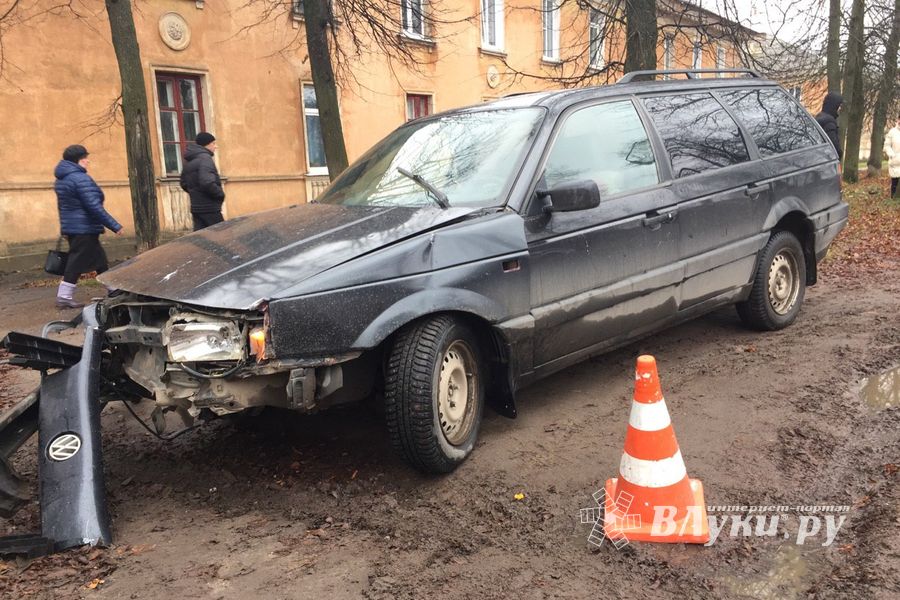 В Великих Луках, на ул. Заслонова, произошло ДТП с тремя автомобилями (ФОТО)