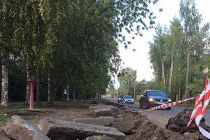 На ул. Дьяконова в Великих Луках продолжают устанавливать бордюрный камень (фото)