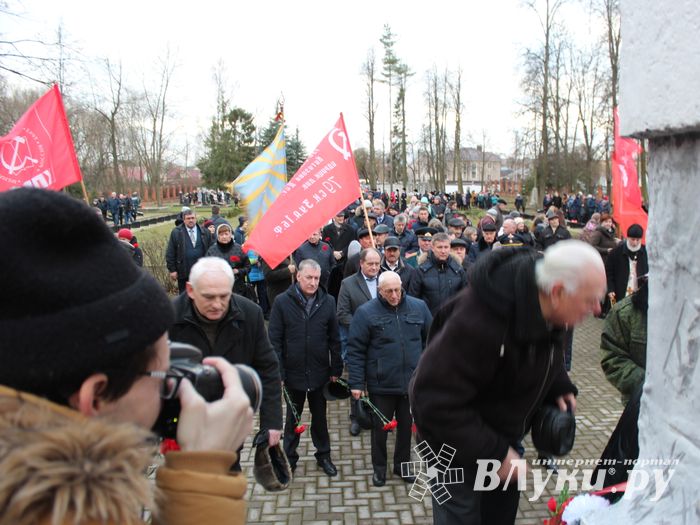 Родственники погибших солдат приняли участие в возложении цветов в Великих Луках