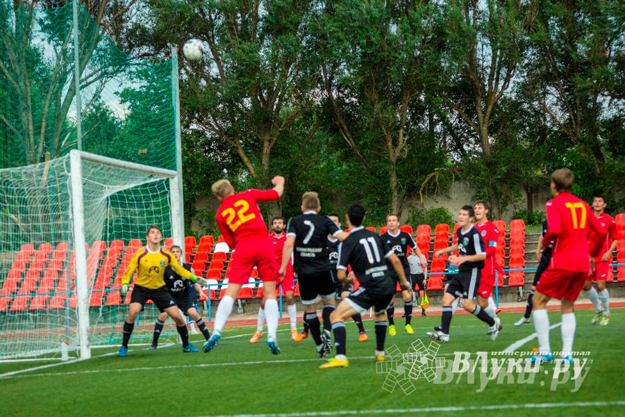 Матчи по футболу в рамках Первенства России проходят в Великих Луках (фото)