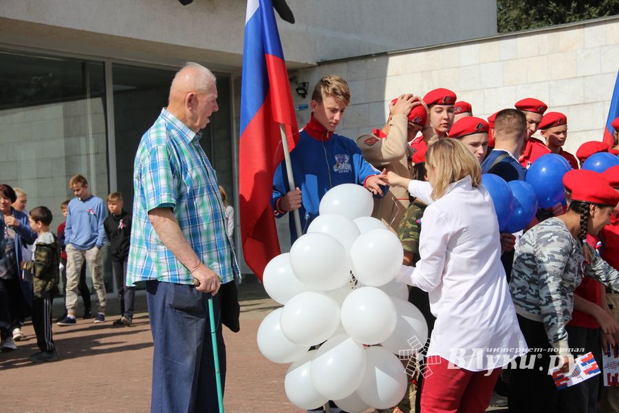 Великолучане отмечают День флага (ФОТО)