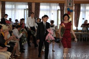 В Великих Луках прозвенели «Последние звонки»