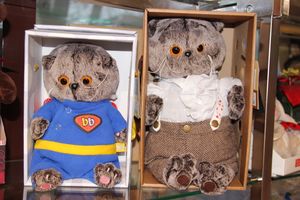 Кот Барон приготовил подарки для женщин