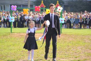 В Великих Луках торжественно встретили День знаний (ФОТО)