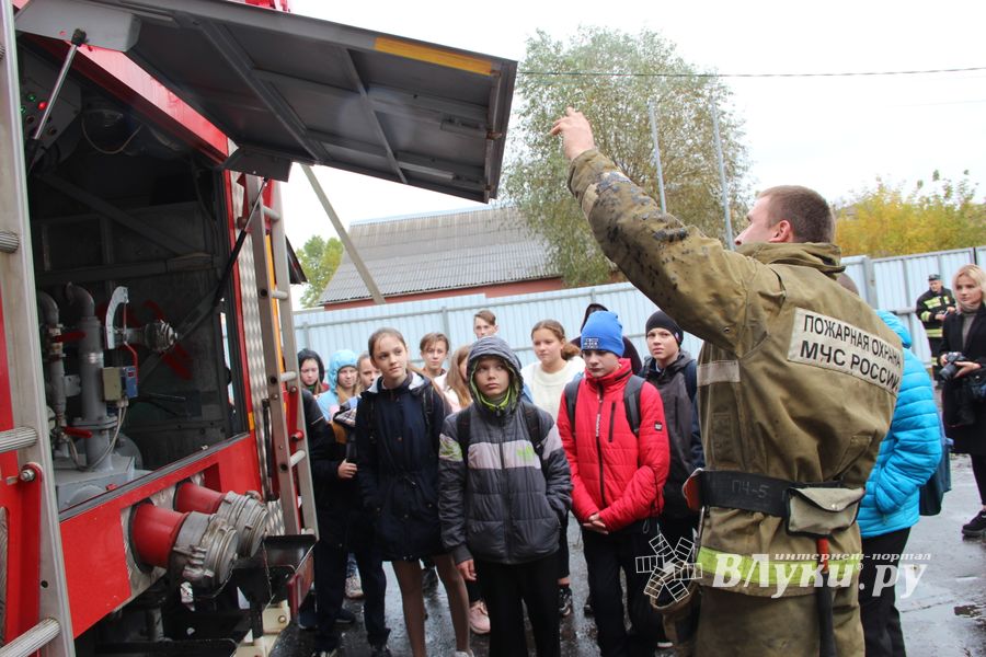 Великолукских школьников познакомили со спасательной техникой (ФОТО)