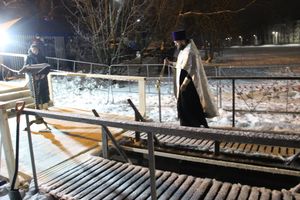 В Великих Луках проходят крещенские купания (ФОТО)