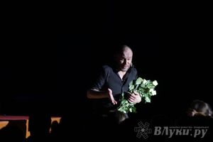 Максим Аверин выступил в Великих Луках с моноспектаклем (фото)