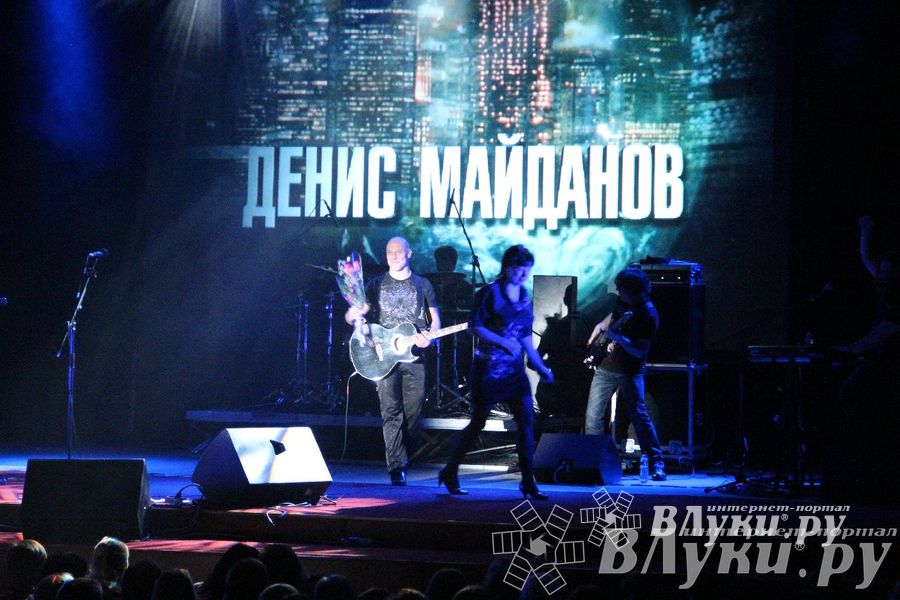 В Великих Луках состоялся концерт Дениса Майданова