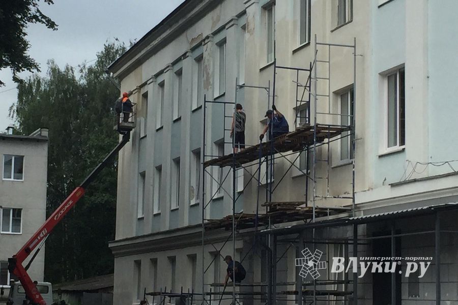 На ул. Некрасова в Великих Луках появился новый асфальт, на здании городской администрации — штукатурка (ФОТО)