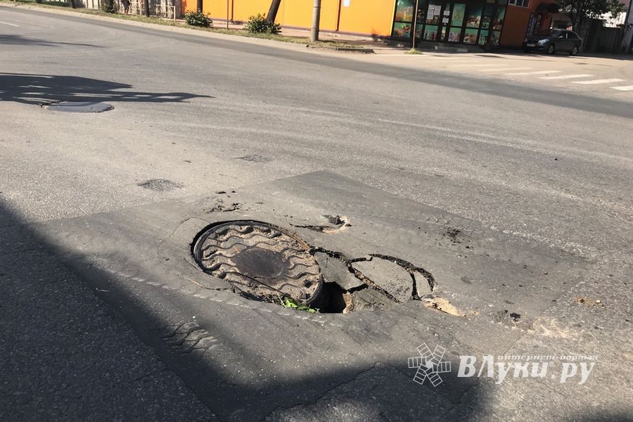 На проспекте Октябрьском провалился асфальт (ФОТО)