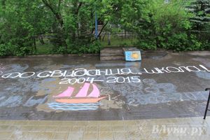 Сегодня в школах Великих Лук проходят последние звонки (фото)