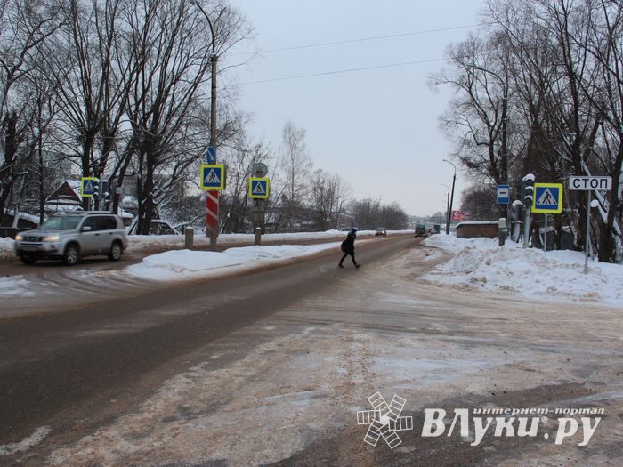 В Великих Луках появился новый светофор