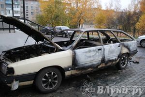 В Великих Луках полностью выгорела Ауди 100 (фото)