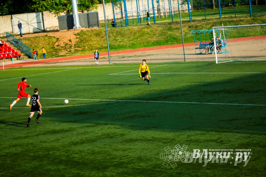 Матчи по футболу в рамках Первенства России проходят в Великих Луках (фото)