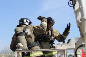 В Великих Луках прошли соревнования пожарных расчетов