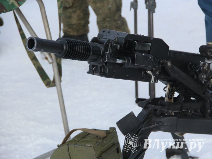 Великолучанам показывают армейскую технику и кормят кашей (6+) (ФОТО)