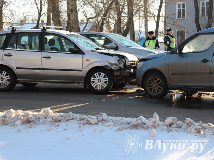 Лобовое столкновение на пр-те Гагарина в Великих Луках (ФОТО)