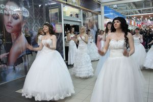 В Великих Луках бегали невесты (ФОТО)