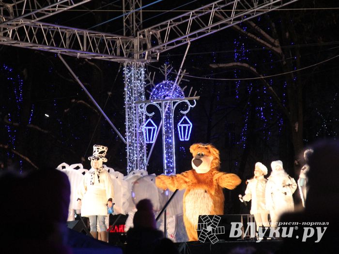 В Великих Луках зажглась новогодная ёлка (ФОТО)