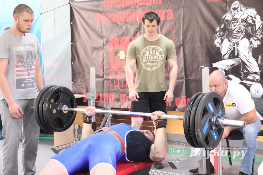 В Великих Луках прошел открытый городской турнир по пауэрлифтингу (фото)