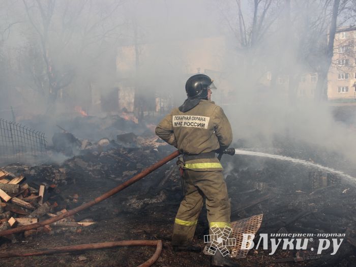 На пожаре в пр. Нелидовском ликвидировали открытое горение (ФОТО)