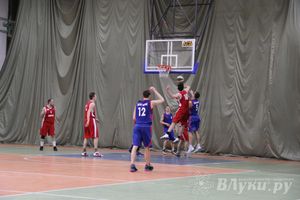 В Великих Луках проходит Открытый Чемпионат г. Великие Луки по баскетболу (фото)