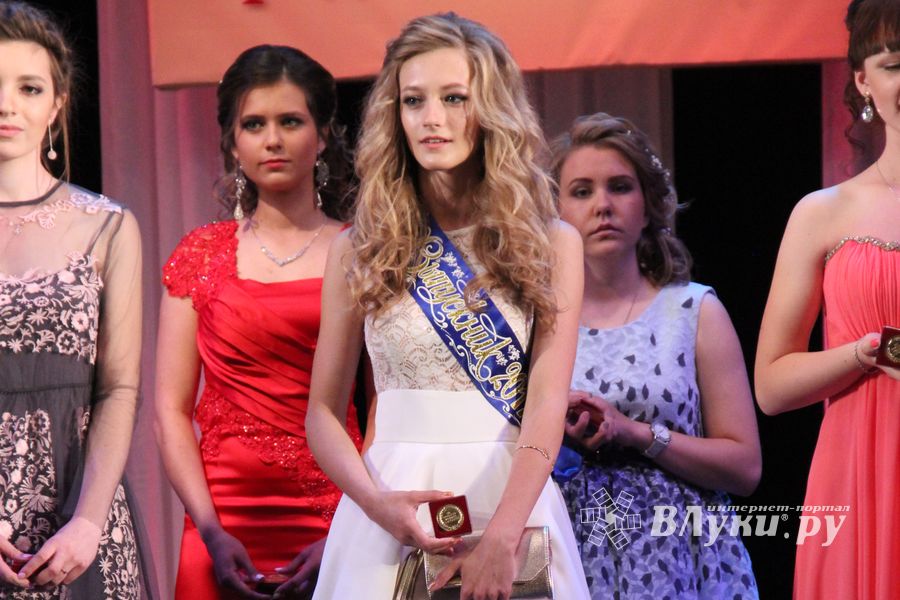 В Великих Луках выпускникам вручили медали «За особые успехи в учении» (ФОТО)