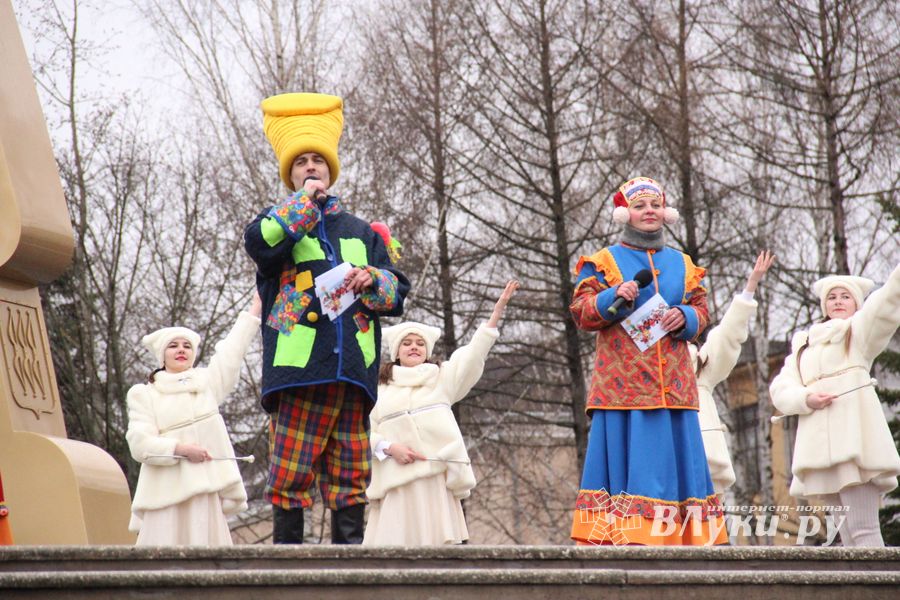 В Великих Луках сожгли Масленицу (фото)